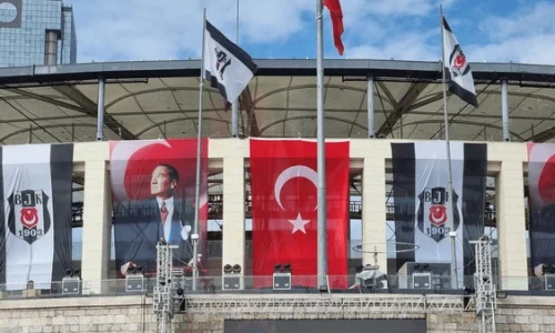 Levent Polat Beşiktaş Atatürk Ve Spora Verdigi Önemi Göstergesi Beşiktaş Bayrağı