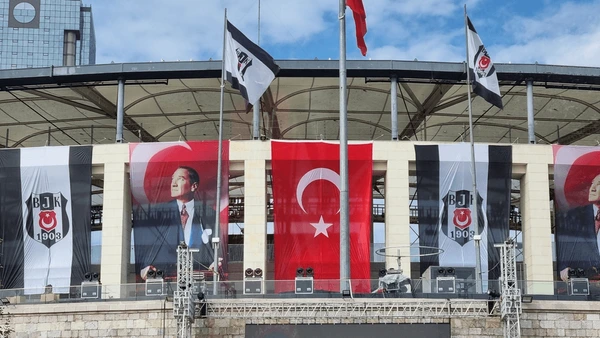 Levent Polat Beşiktaş Atatürk Ve Spora Verdigi Önemi Göstergesi Beşiktaş Bayrağı